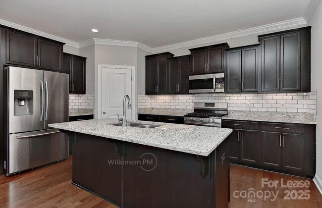 Building Photo - 8765 Aspinwall Dr