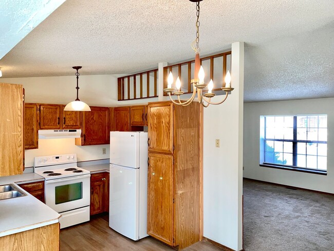 Building Photo - 3 Bedroom Home Right Off the Powers Corrid...