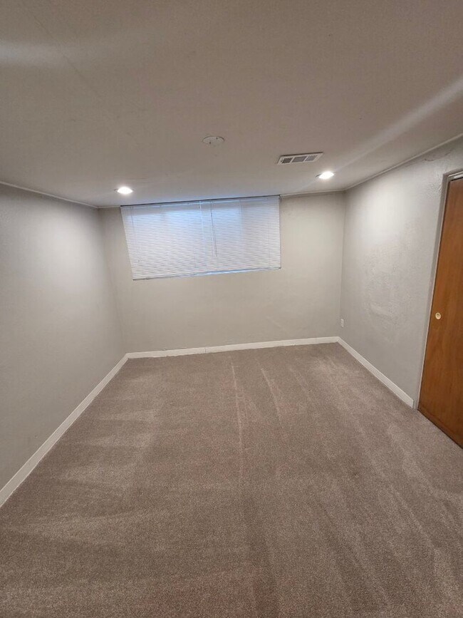 Building Photo - Stylishly Updated and Super Spacious 1-Bed...