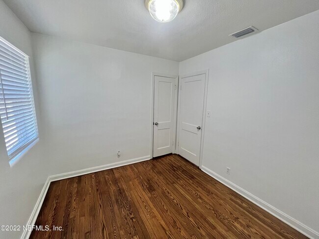 Building Photo - 2555 Myra St