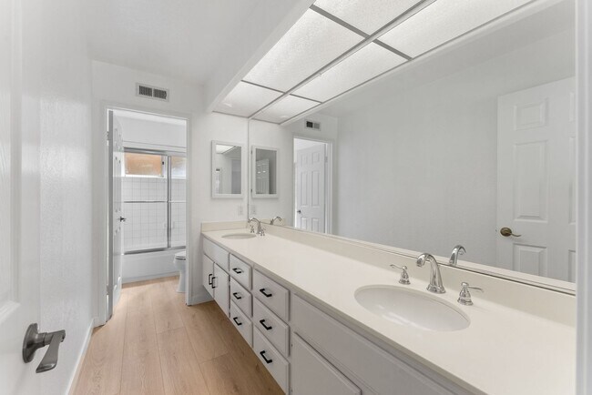 Building Photo - 4 Bed/2.5 Bath Vista Residence Beautifully Upgraded and Ready for Move In!