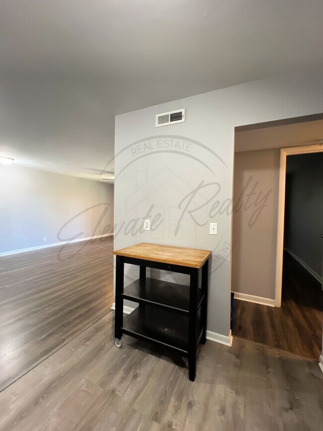 Building Photo - Bright and Airy Second-Floor Apartment with Upgrades and Pet Friendly!