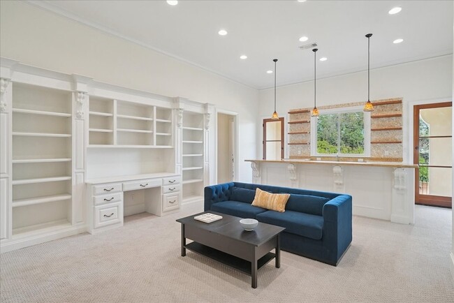 Building Photo - 6807 Lupton Dr
