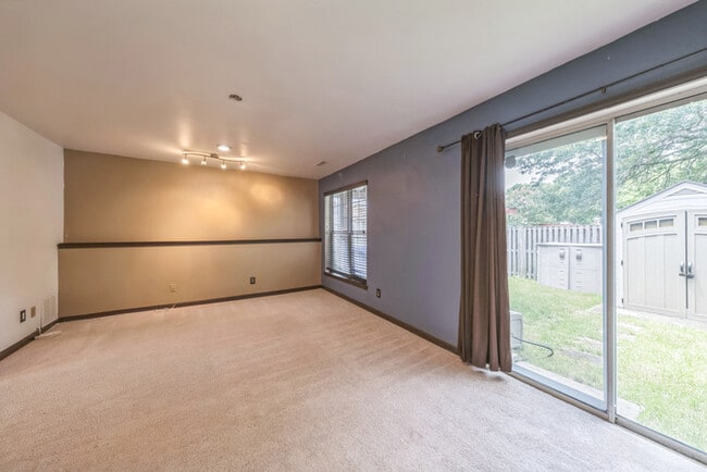 Building Photo - End Unit 3-Level Townhome in Millbrook Nei...