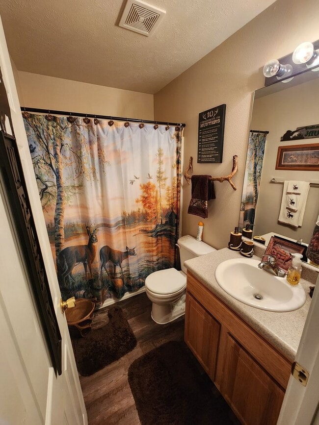 Building Photo - 3 Bedroom - 2.5 Bath Home in the HEART of ...