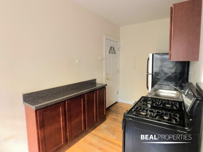 Building Photo - 0 bedroom in CHICAGO IL 60657