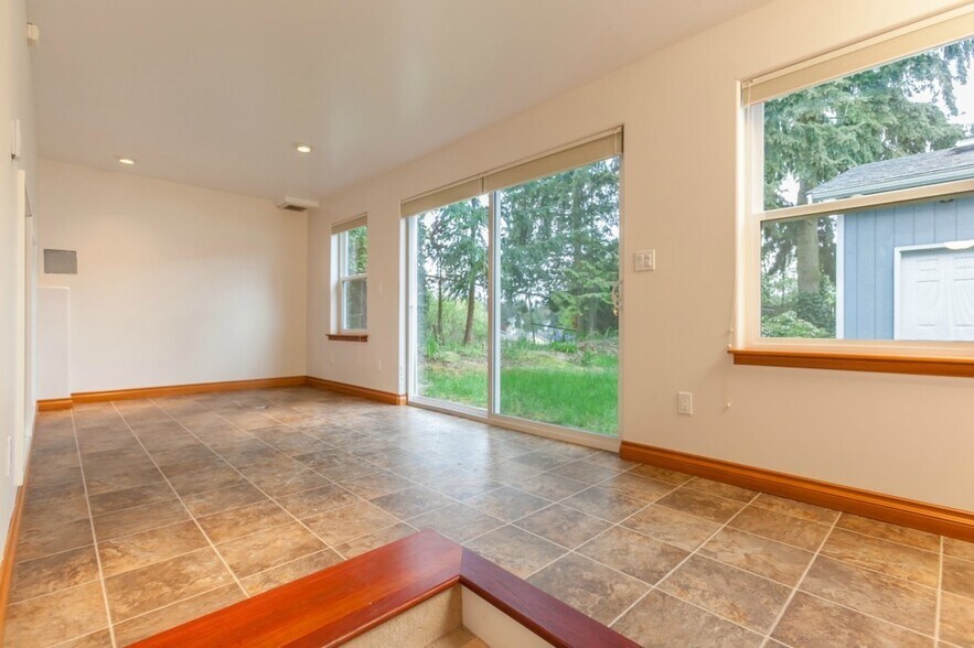 Bonus Room - 12035 14th Avenue NE