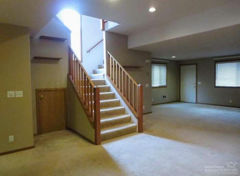 stairs to 2 master bedrooms and loft - 1050 NE Butler Market Rd