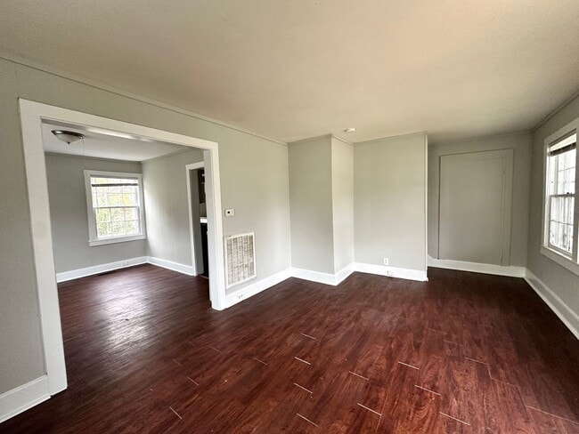 Building Photo - Duplex Townhouse with Huge Yard! Pet Friendly! Close to the Lake!