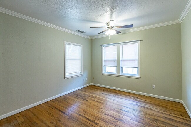 Building Photo - Large 2 story Home