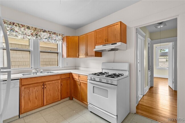 Building Photo - 394 Taunton Pl