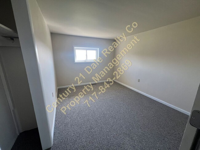 Building Photo - 3 Bedroom in Red Lion Schools with a 1 Car...