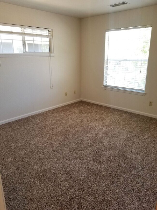 Building Photo - Clean and Comfortable Home - Attached Garage