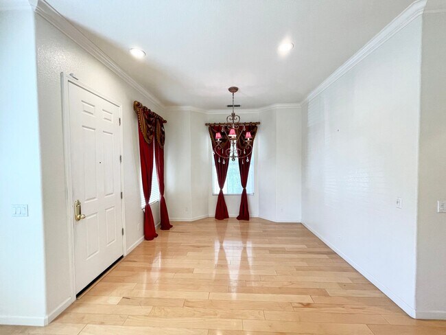 Building Photo - Perfect Shape Pleasanton Single Family Home