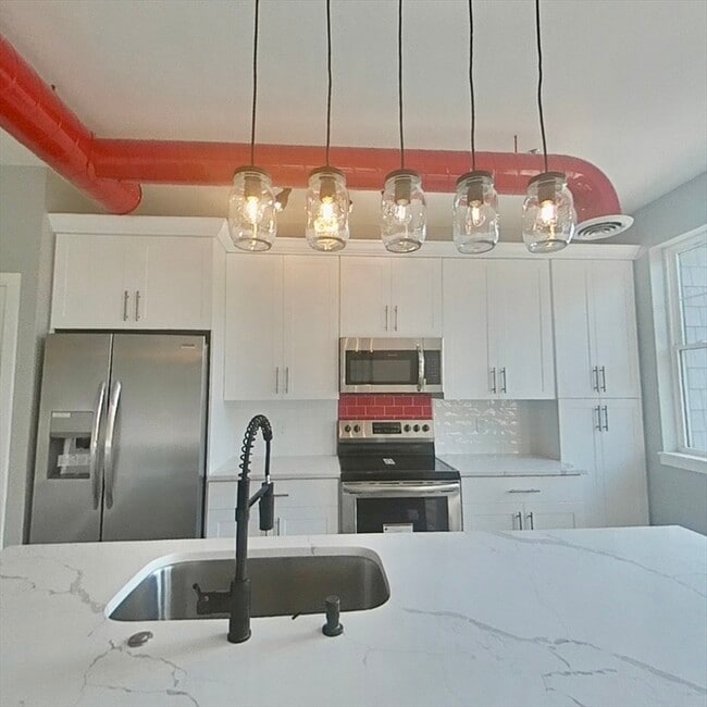 Building Photo - 15 Oak St