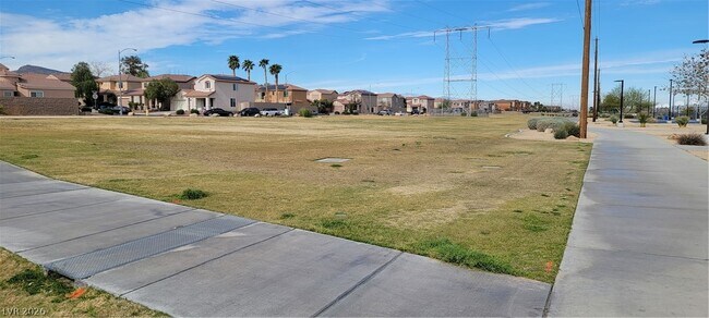 Building Photo - 998 Lone Pine River Ave