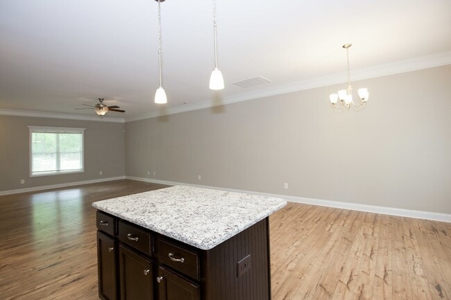 Building Photo - Beautiful home in Gated Community of Woodlake