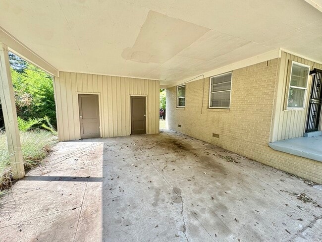 Building Photo - 4179 Leweir St