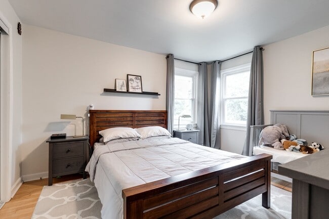 Building Photo - Charming 3 Bedroom Rancher Available Early...