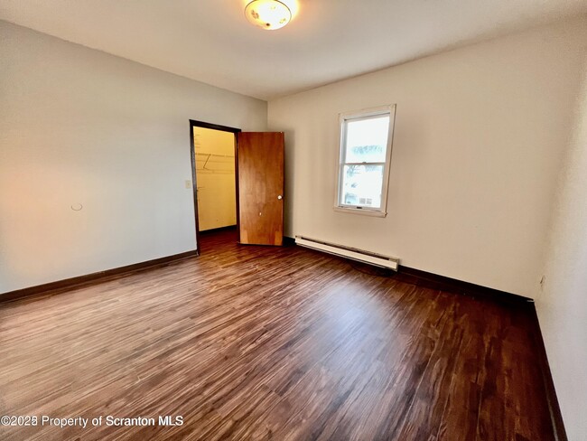 Building Photo - 835 Maple St
