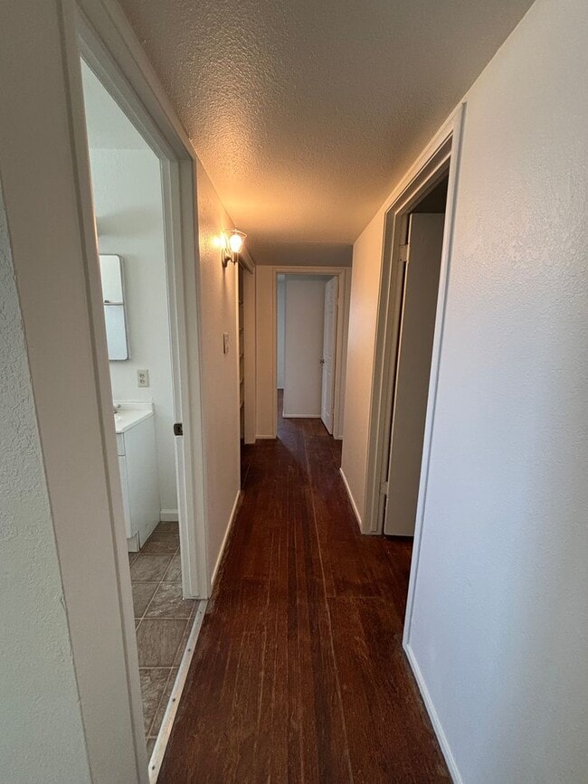 Building Photo - Spacious 3BD/2BA Home with Great Features!