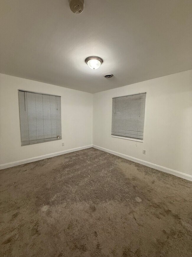 Building Photo - 25 Pembrook Ln