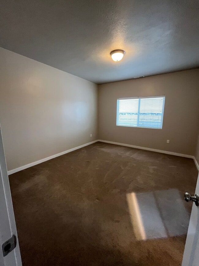 Building Photo - 3 bed 2.5 Bath Condo with 2 car garage