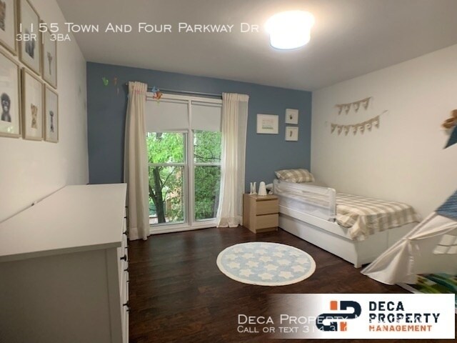 Building Photo - 3 Bedroom Townhome