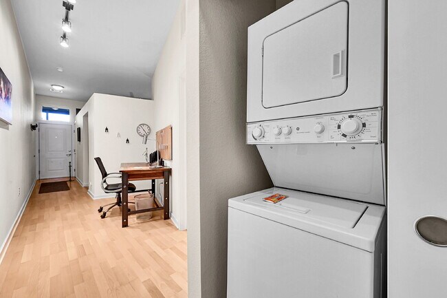 Building Photo - Immaculate, Fully Furnished  1-Bed 1-Bath Condo- Available Now!