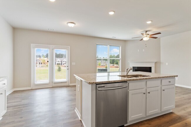 Building Photo - Contemporary 3 bed 2.5 Bath Town Home in Oakwood! Mundy Mill Township