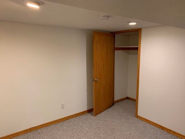 Building Photo - 4 Bedroom Single-Family House in Shorewood