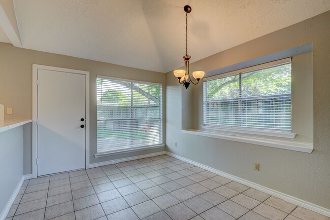 Building Photo - 412 Meadowpoint Dr