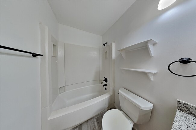 Building Photo - 2137 Parkdale Dr