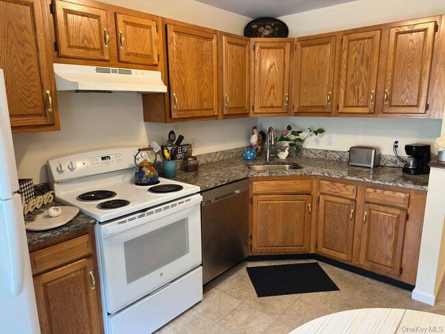 Building Photo - 1870 Baldwin Rd