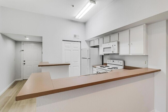 Building Photo - 181 SW Palm Dr