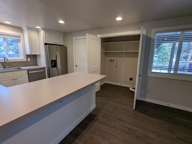 Building Photo - 60865 Jasmine Pl
