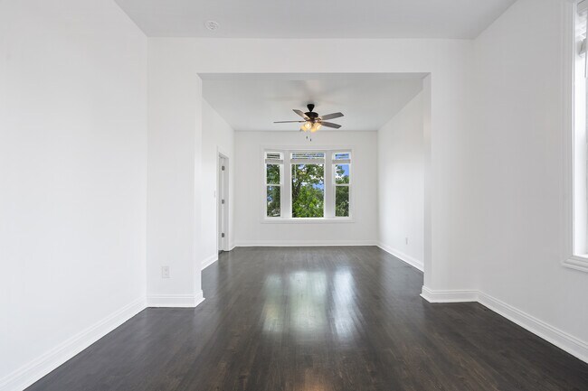 Building Photo - 1532 N Harding Ave