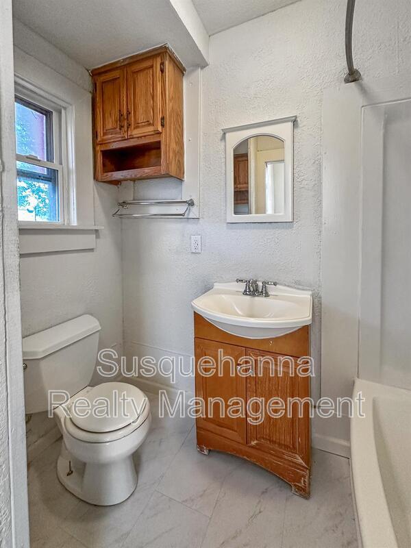 Building Photo - 537 Woodward St