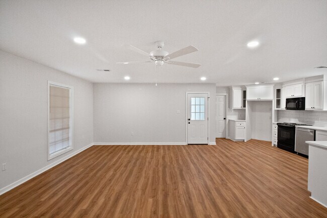 Building Photo - 1027 Tanglewood Dr