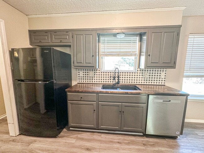 Building Photo - 3 Bedroom House in Hewitt - Midway ISD