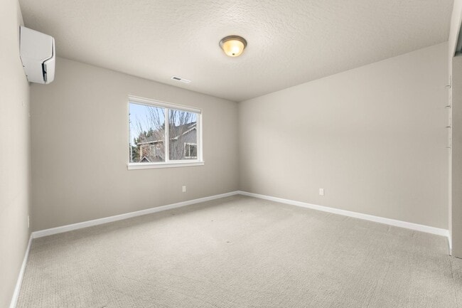 Building Photo - 2122 W Summit Pkwy