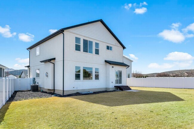Building Photo - Golf Course Living with Incredible Views and Finished Basement