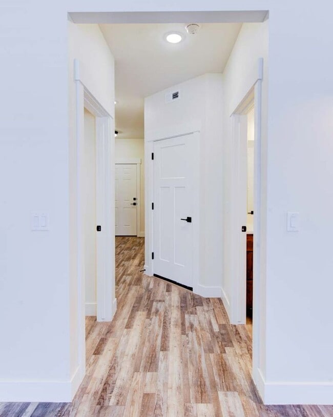Building Photo - Beautiful Townhome in Cross Hollow Hills! ...