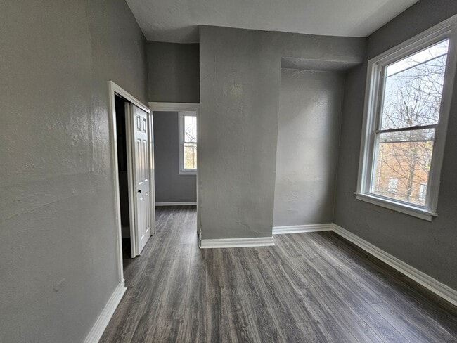Building Photo - Newl updated 2 bedroom 1 bath located in C...