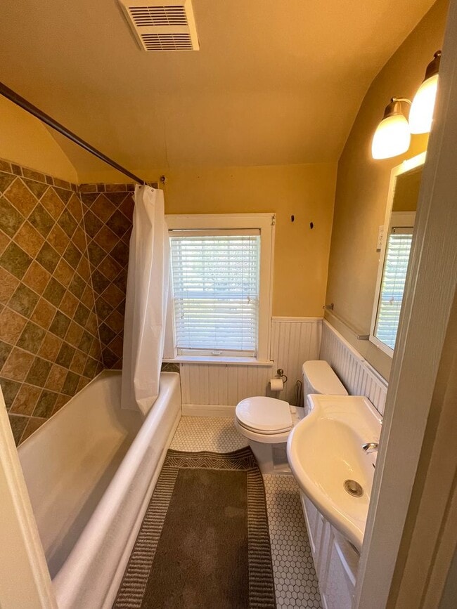 Building Photo - Available Sept 6! - Beautiful 4 Bed 3 Bath