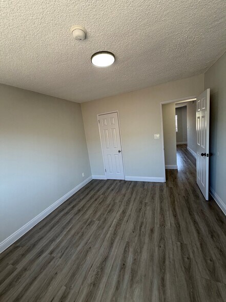 Building Photo - 609 W 94th St