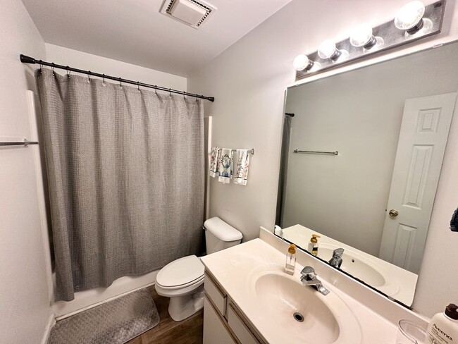 Building Photo - Comfortable and Convenient 3 Bedroom Townhome in Wilmington, NC