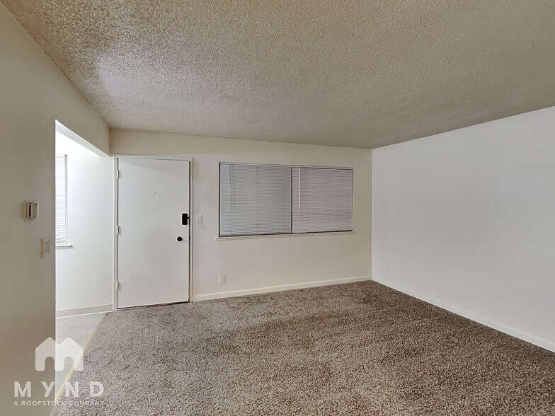 Building Photo - 870 Burbank Dr