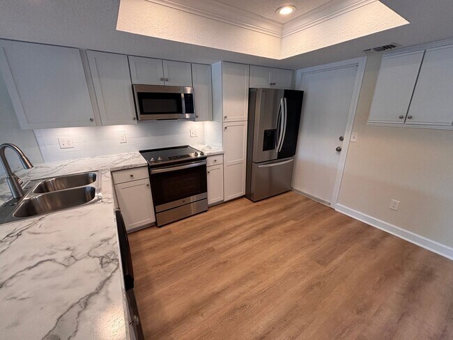 Building Photo - 2 Bed 2 Bath Luxury Waterfront Townhome with Screened Lanai & Garage!