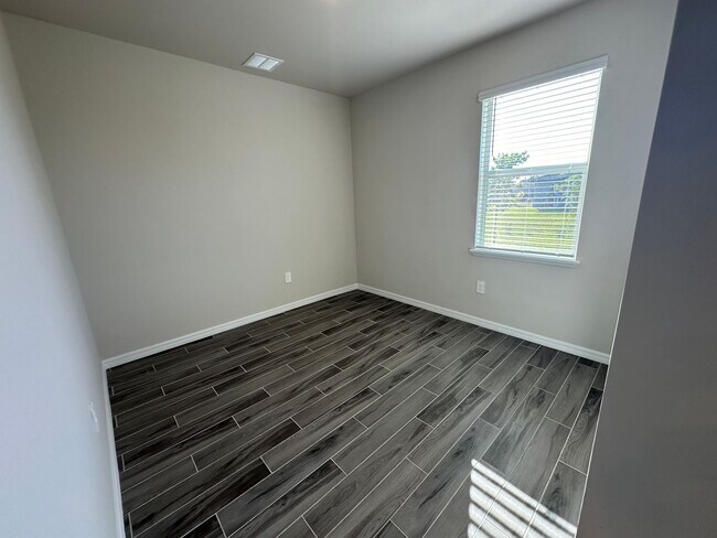 Building Photo - NW Cape Coral Home 4 Bedroom/ 2 Bath/ 3 Ca...